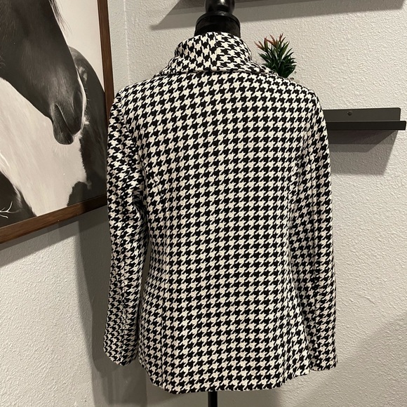 Women’s peacoat and hat - Picture 5 of 7